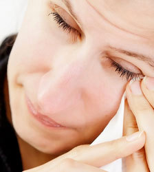 اشتراطات النظافة الصحية تمثل الطريقة المثلى لعلاج التهاب حافة الجفن، كي لا يتسنى للبكتيريا استيطان المناطق الموجودة تحت القشور، وتتسبب في إبقاء الالتهابات.