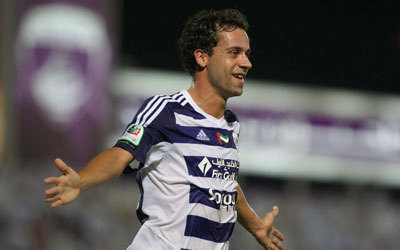 المهاجم الأسترالي أليكس بروسكي تعرض للإصابة في مباراة العين مع دبي.