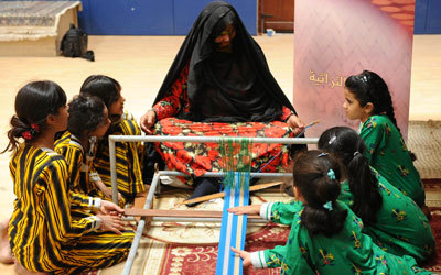 فتيات كثيرات يرغبن في تعلّم المهن التراثية وحضور ورش العمل التي ينظمها نادي تراث الإمارات.  من المصدر
