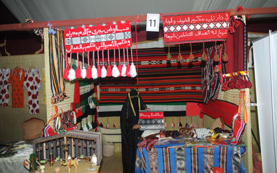 إبداع في الأشكال الهندسية وتناسق الألوان التي تنسجم مع البيئة الإماراتية القديمة.