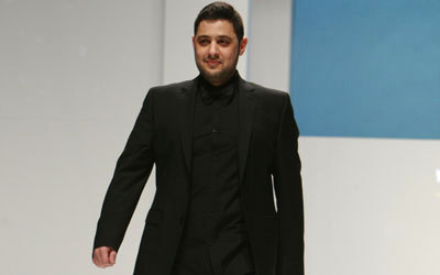 اهتم ساهر رضا بالحزام الرفيع الذي يحدد الخصر ويظهر رشاقة المرأة وتناسق قوامها، وتكررت في التصميمات الأزرار والتطريز اليدوي على الظهر، أما الأقمشة التي استخدمها فتنوعت بين الحرير والتول والدانتيل والتافتاه. تصوير: نجيب محمد