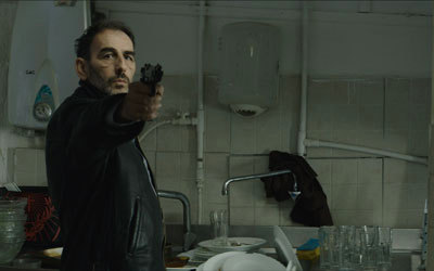 في فيلم المخرج اليوناني يانس أكونوميدس «ستراتوس» تطل التراجيديا برأسها، وقد جسّد شخصيته بأداء مدهش الممثل فانجليس موريكس. من المصدر