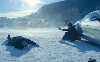 المخرج النرويجي هانس بيتر مولاند، في فيلمه «وفق تسلسل الاختفاء»، له أن يقودنا إلى القتل المتبوع بالضحك وليس الموت ضحكاً، ولعل الفيلم متأسس على ما أسس له بقوة تارنتينو والأخوان كوين، من دون أن نغفل عن الفيلم خصوصيته أيضاً الآتية من جوانب عدة. من المصدر