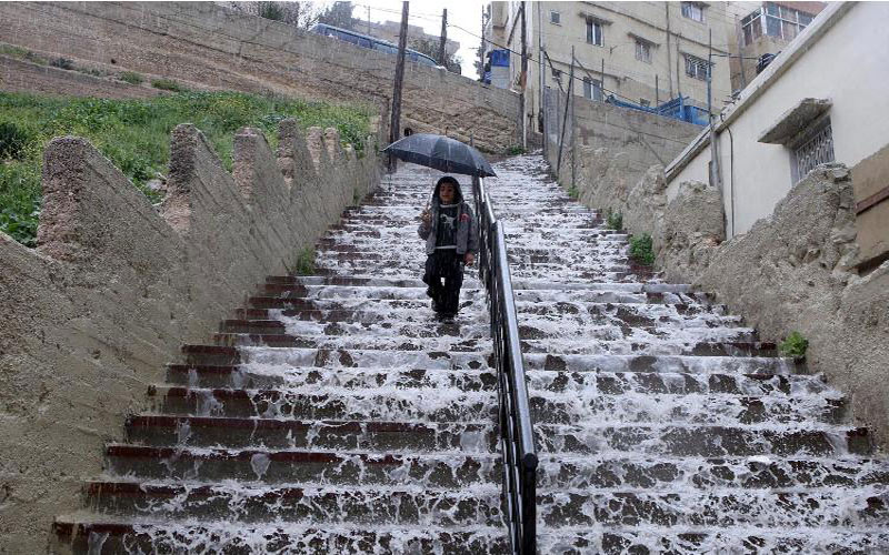 بساط أبيض يغطي طريقا في العاصمة الأردنية عمّان. إي بي أيه