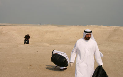 العبيدلي يشارك في تنظيف الشاطئ. الإمارات اليوم