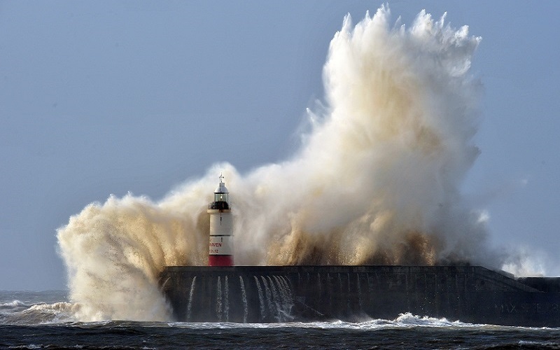 هبت رياح قوية بلغت سرعتها 129 كيلومترا في الساعة على جنوب بريطانيا وويلز، أدت إلى اقتلاع أشجار وانهيار جزء من بناء على سيارة، فيما استمرت التحذيرات من حدوث فيضانات عارمة في أجزاء كثيرة من جنوب ووسط بريطانيا. الصور من الوكالات