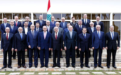 الرئيس سليمان يتوسط بري وتمام في صورة جماعية مع التشكيلة الحكومية الجديدة. أ.ف.ب