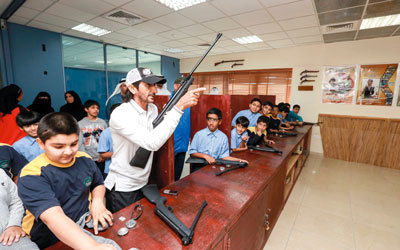 أحمد بن حشر مع طلبة مدرسة القيم النموذجية. من المصدر