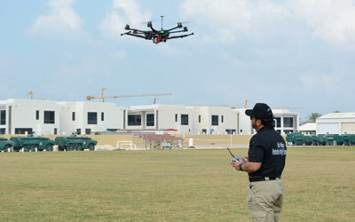 الطائرات الذكية تستخدم في المناسبات الرياضية لحفظ النظام ومكافحة الشغب. من المصدر