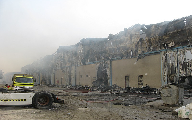 استعانت فرق إطفاء الشارقة بفرق من دبي وعجمان للسيطرة على الحريق