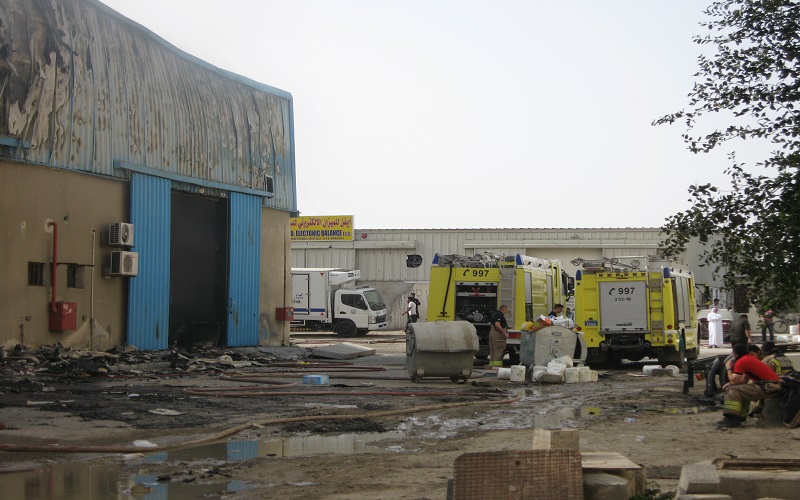 قامت فرق الدفاع المدني بالشارقة بإطفاء حريق أتى على 18 مستودعاً لقطع غيار السيارات، والأثاث - تصوير مريوم المرزوقي