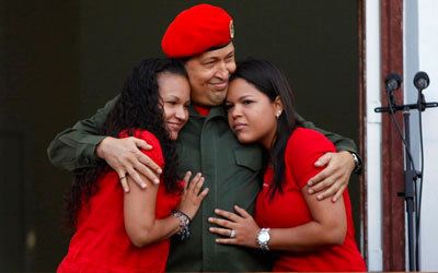 تشافيز مع روسا وماريا.