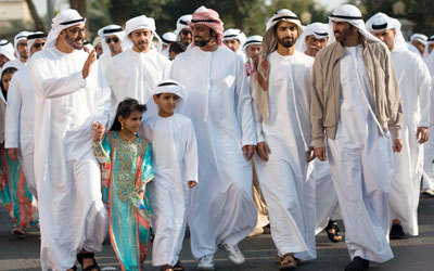 محمد بن زايد يتقدّم عدداً من أولياء العهود والشيوخ وكبار الشخصيات خلال مسيرة «قصر الحصن» الوطنية. وام