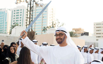 محمد بن زايد شارك جمهور «المهرجان» في أداء بعض اللوحات التراثية. وام