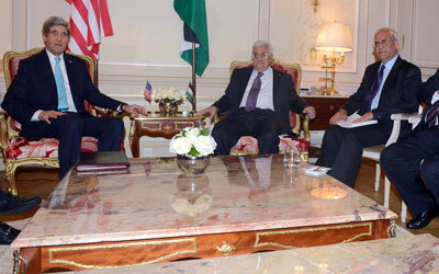 الرئيس الفلسطيني محمود عباس خلال لقائه الأخير مع وزير الخارجية الأميركي جون كيري في باريس. أ.ف.ب