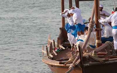 أبناء الإمارات ارتبطوا ارتباطاً وثيقاً بالبحر منذ القدم ما جعلهم يتعلقون بحياة السواحل تعلقاً كبيراً. وام