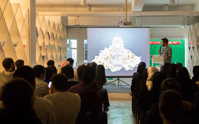 خلال عرض أحد المشروعات الإبداعية في أمسيات «بيتشا كوتشا».  من المصدر