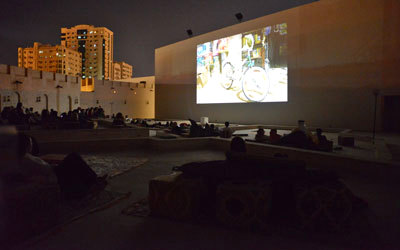 عرض سينمائي لفيلم «وجدة» السعودي خلال افتتاح المعارض.
