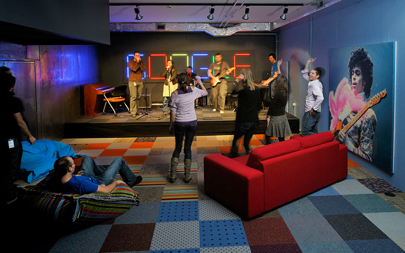 غرف لممارسة هواية الغناء والـ"كاريوكي"