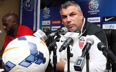 كوزمين متحدثاً خلال المؤتمر الصحافي قبل المباراة أمس. من المصدر