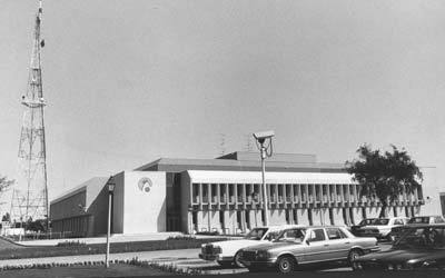 قبل نحو 25 عاماً، وبعد ترقب وانتظار، تابع المشاهدون في الإمارات اللحظات الأولى للانطلاق الرسمي لتلفزيون الشارقة، رحلة طويلة قطعها تلفزيون الشارقة ولايزال يواصل عطاءه، بخط عائلي متزن. أرشيفية