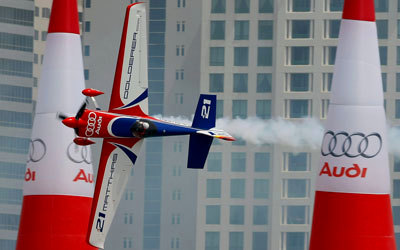 سباق ريد بل للاستعراضات الجوية يعود لإمتاع الجمهور في أبوظبي.   الإمارات اليوم