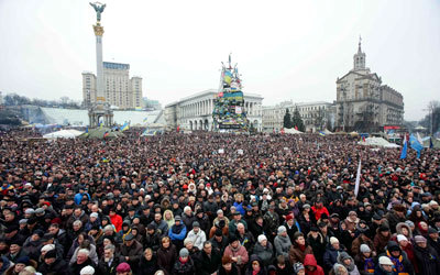 المتظاهرون في ميدان الاستقلال في قلب كييف يحتشدون ضد التحركات الروسية ويهدّدون بإسقاط بوتين.  رويترز