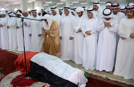 صلاة الجنازة على جثمان الشهيد في مسجد أحمد بن حنبل في منطقة شعم برأس الخيمة