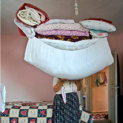 عمل فني بعنوان «طرابزون» تقدمة من نيلبار جوريش ورامبا إسطنبول لمعرض «خلق العادات: الممارسات والطقوس اليومية».  من المصدر