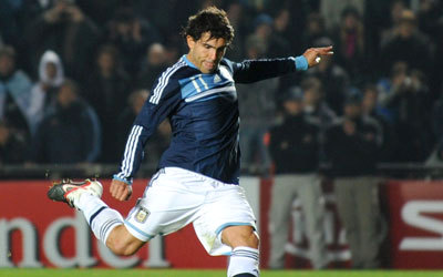 تيفيز لعب للأرجنتين 64 مباراة، وشارك في مونديالي 2006 و2010 ويغيب عن التانغو منذ عام 2011.