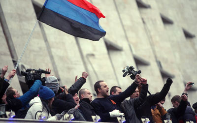 متظاهرون موالون لروسيا اقتحموا مبنى إدارة الدولة الإقليمية في شرق مدينة دونيتسك الأوكرانية أمس. أ.ف.ب