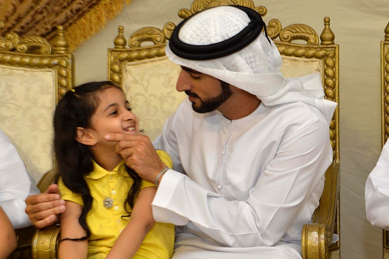 حمدان بن محمد يواسي ابنة شهيد الوطن والواجب الملازم أول طارق محمد الشحي، خلال زيارة سموه إلى منزل أسرة الشهيد بمنطقة شعم في رأس الخيمة - وام