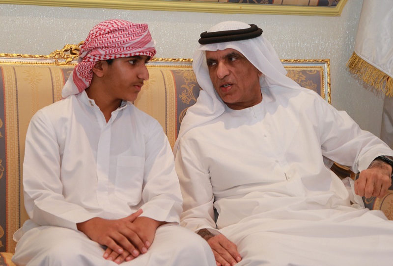 سعود بن صقر يعزي محمد ابن شهيد الوطن خلال زيارة سموه إلى منزل أسرة الشهيد