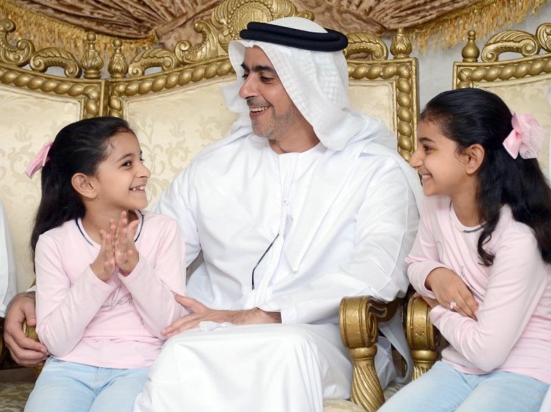 سيف بن زايد يتحدث مع طفلتي شهيد الوطن والواجب خلال زيارة سموه إلى منزل أسرة الشهيد - وام