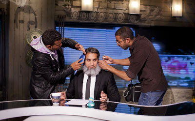 باسم يوسف يخضع للمسات الماكياج الأخيرة قبل تصويره حلقة في برنامج «البرنامج».