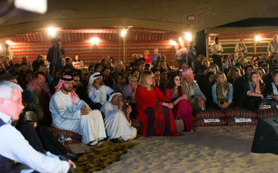 مسؤولو هيئة دبي للثقافة جلسوا على الرمال لمتابعة الأمسية. تصوير: أحمد عرديتي
