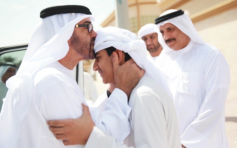 محمد بن زايد يعزي ابن شهيد الوطن والواجب - وام