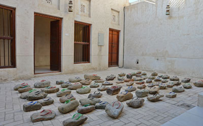 النعال عندما يتحول إلى كتلة ومنحوتة حجرية يطرح مفهوماً مختلفاً.