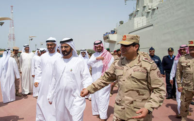 محمد بن راشد ومحمد بن زايد والسيسي وسلمان بن سلطان بن عبدالعزيز يشهدون ختام التمرين المشترك.  وام