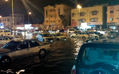 المياه غمرت شوارع وخلّفت أضراراً في مركبات. تصوير: أسامة أبوغانم