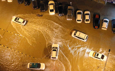 سيارات‭ ‬في‭ ‬عجمان‭ ‬تغمرها‭ ‬مياه‭ ‬الأمطار‭.‬ تصوير‭: ‬أسامة‭ ‬أبوغانم