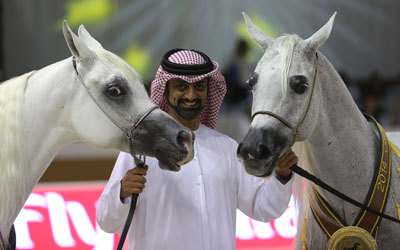 عمار بن حميد النعيمي بعد تتويج مربط عجمان في النهائيات.   تصوير: مصطفى قاسمي