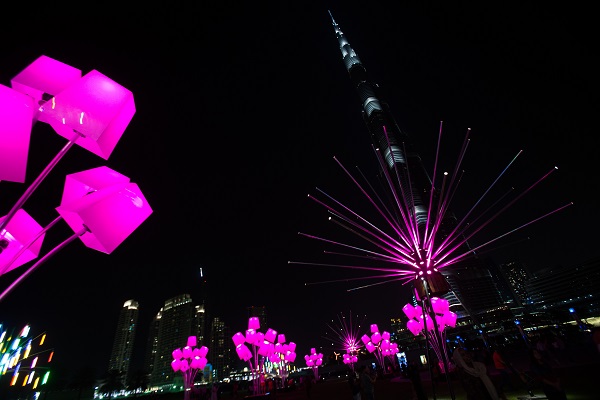 فعاليات  "مهرجان دبي للأنوار"التى حولت وسط المدينة الى لوحة فنية ساحرة من التصاميم وتركيبات الإنارة الفنية، التى تضم أكثر من 30 تركيباً ضوئياً وفنياً. تصوير الامارات اليوم