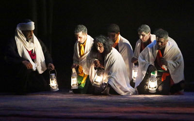 فضاء «الغافة» تجسّد في الشجرة التي أصبحت مظلة لأهل القرية المصابين بداء الجدري. الإمارات اليوم