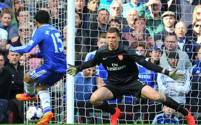 مهاجم تشلسي المصري محمد صلاح يسدد كرة الهدف السادس في مرمى أرسنال.   أ.ف.ب