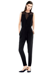 تشكيلات مكشوفة الأكتاف أو الظهر أو الصدر لـ«الأفرول» الذي قد يمتاز بحمّالة للعنق أو بأكمام كأجنحة الوطواط أو يطل بمظهر الـ«تي شيرت». د.ب.أ