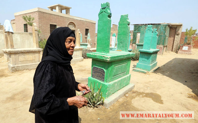 بالنسبة لهم ولأولادهم لم تعد القبور تمثل مصدر خوف وتذكير بالموت وإنما مأوى للتخلص من التشرد وبدء حياة.