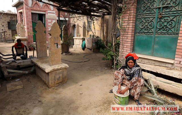 يعيش عشرات الآلاف من المصريين في المقابر. الصور من إي بي ايه