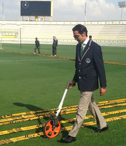 مندوب «موسوعة غينيس» خلال قياسه طول شال نادي الوصل. من المصدر