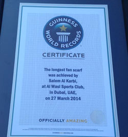 شهادة «غينيس» التي مُنحت لسالم الكربي والوصل بأطول شال في العالم.